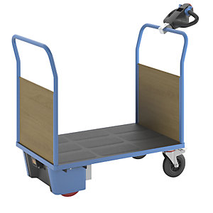 Plattformwagen mit Elektroantrieb, 2 MDF-Stirnwände, LxBxH 1420 x 700 x 1300 mm.